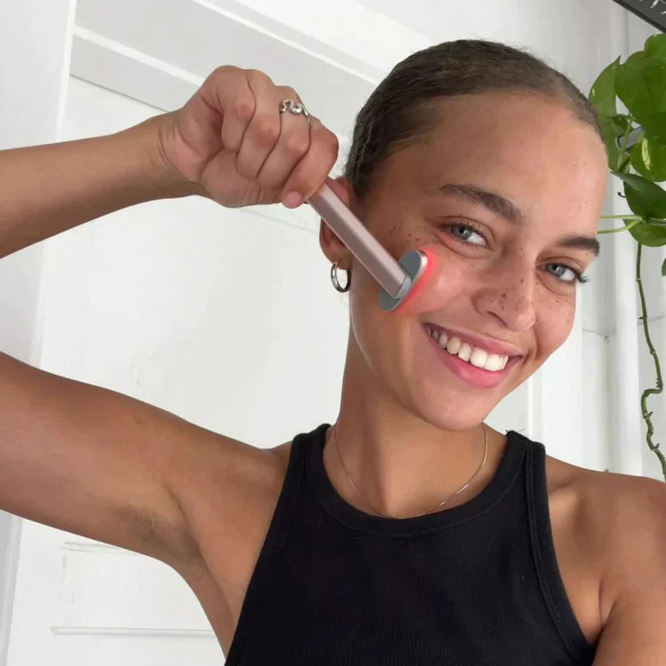 ULTRA LIFT™ – LED Anti-Age Wand som Lyfter, Stramar & Ger Glow på Minuten