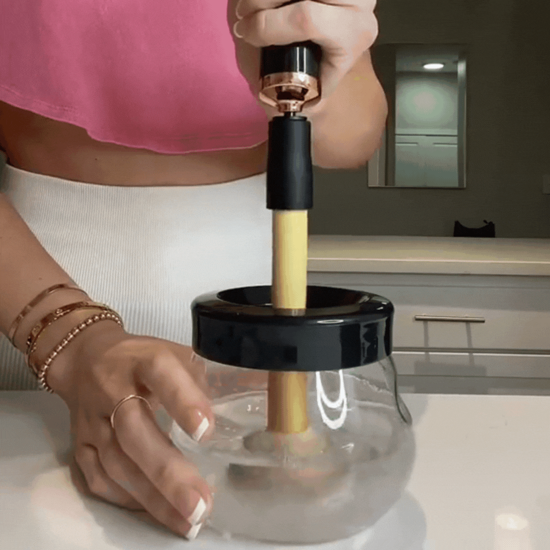 AURORA™ – Lösningen för rena sminkborstar på sekunder · Hejdå smuts och finnar